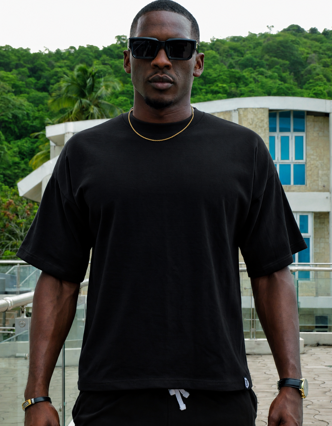ESSENTIAL 01 / BLACK OVERSIZED TEE